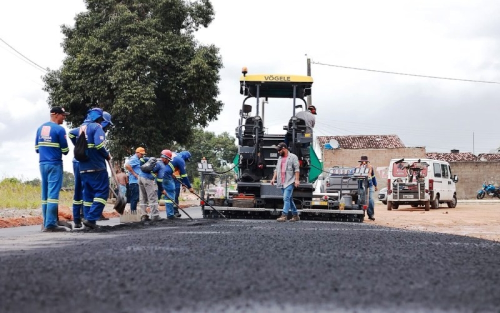 Desenvolvimento: Ruas do Bairro Belo Horizonte começam a receber a pavimentação asfáltica 