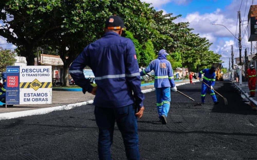 Prefeita Pauline Pereira acompanha o início da Pavimentação asfáltica da Avenida João Fernandes Vieira 