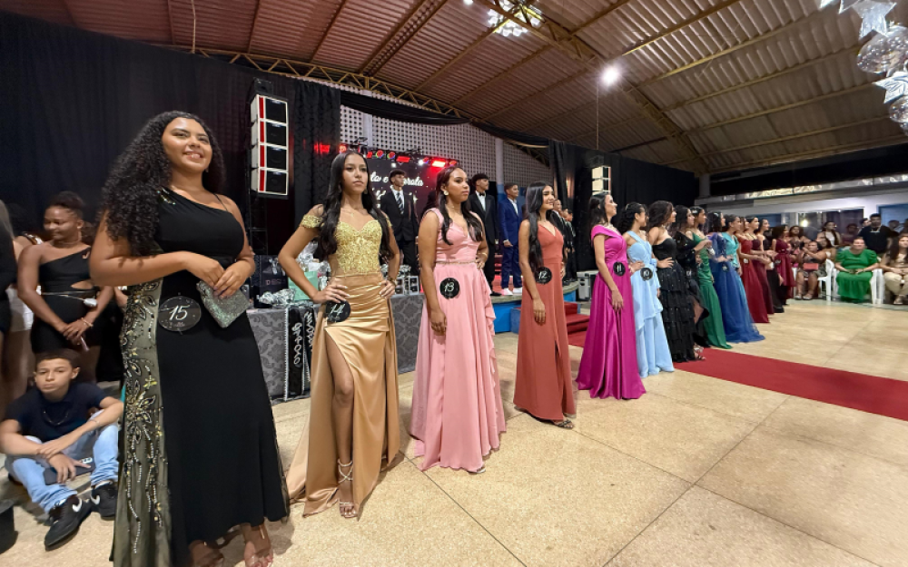 Escola Hildebrando realizou mais uma edição do Tradicional Baile Estudantil e elegeu o casal 2025