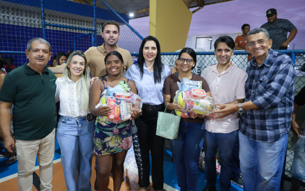 Prefeita Pauline Pereira realizou a distribuição de mais 2.500 cestas básicas pelo programa Bolsa Alegre