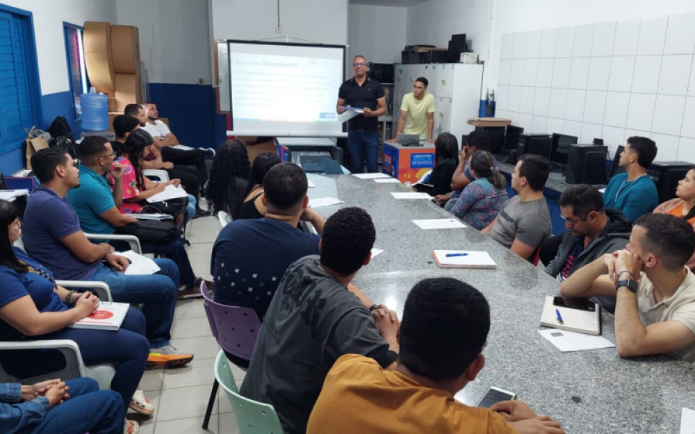 Secretaria de Educação promove formação para facilitadores dos laboratórios móveis de informática