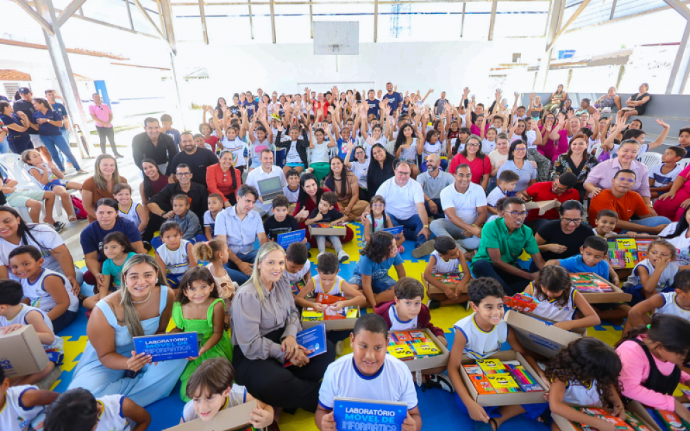 Campo Alegre avança na educação com entrega de laboratórios de informática, kits escolares e fardamentos infantis