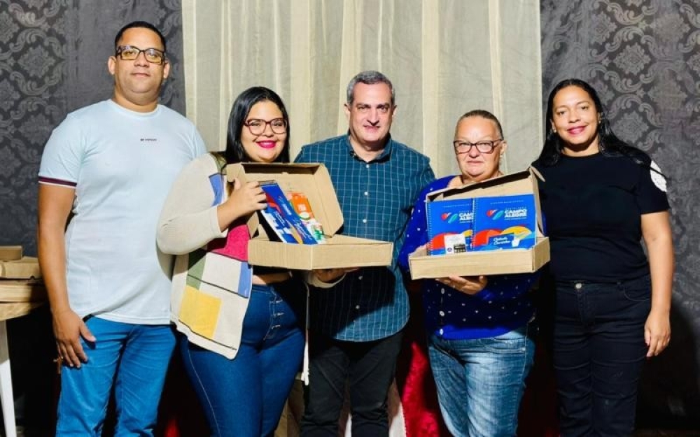 Estudantes da Educação de Jovens e Adultos de Campo Alegre recebem Kits de matérias Escolares