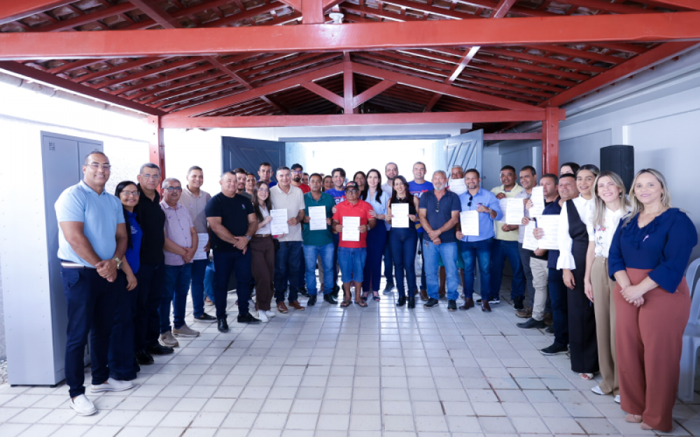 Prefeita Pauline Pereira entrega documentos de cessão de terrenos para 15 empresários do Polo de Luziápolis 