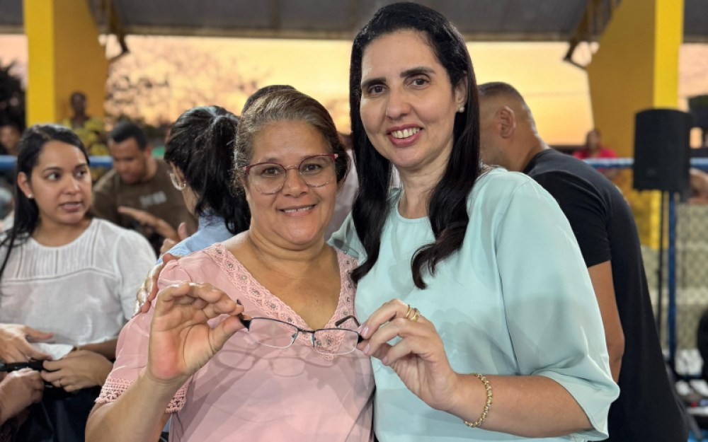 Prefeita Pauline Pereira realizou a entrega de mais 80 óculos para estudantes e cidadãos de Luziápolis