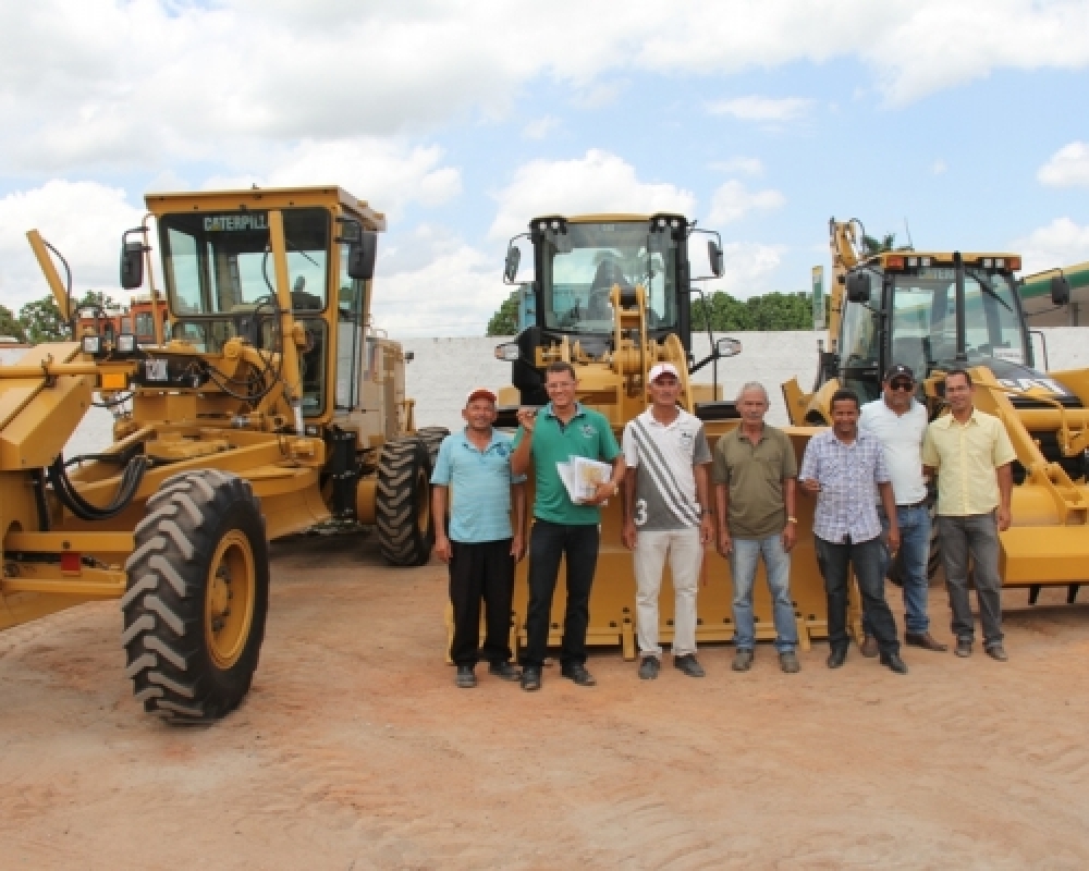 Município de Campo Alegre recebe mais três novas máquinas agrícolas