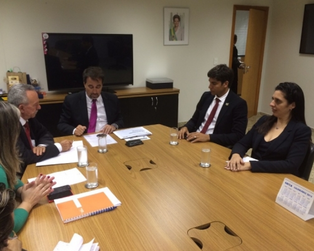 Em Brasília prefeita Pauline Pereira busca recursos para construção de casas populares