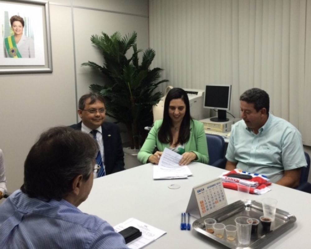 Prefeita Pauline Pereira assina convênios na Caixa para início de mais obras 