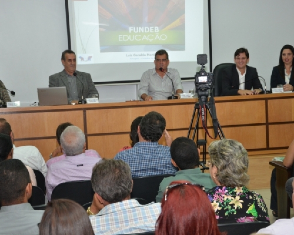 Prefeita Pauline Pereira participou de debate sobre unificação PCC do magistério entre os municípios