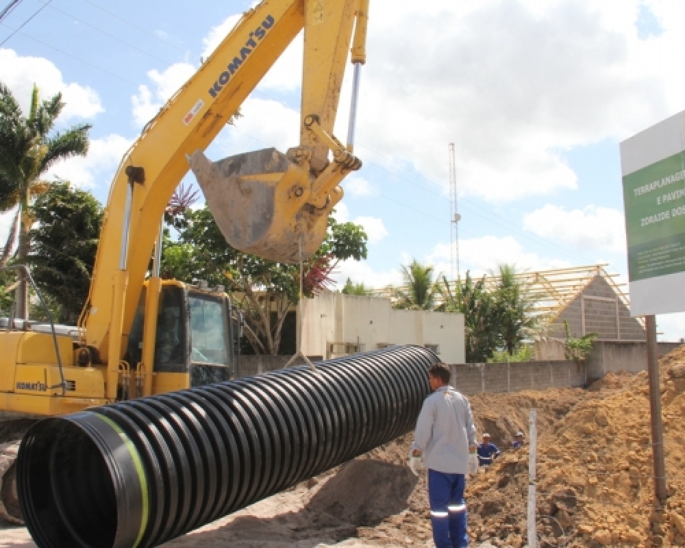 Prefeitura realiza obras de drenagem e pavimentação de ruas no Conjunto Benedito de Lira