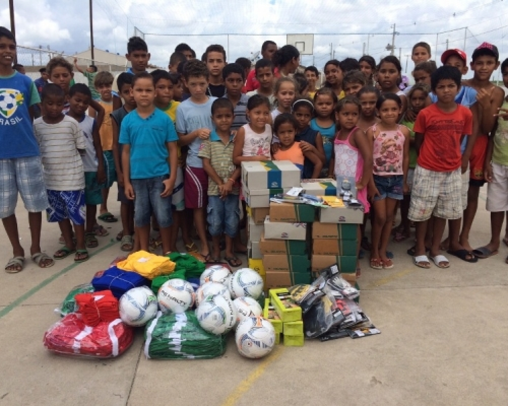 Prefeitura entrega uniformes esportivos para Escolinha de Futebol do Conjunto Olival Tenório
