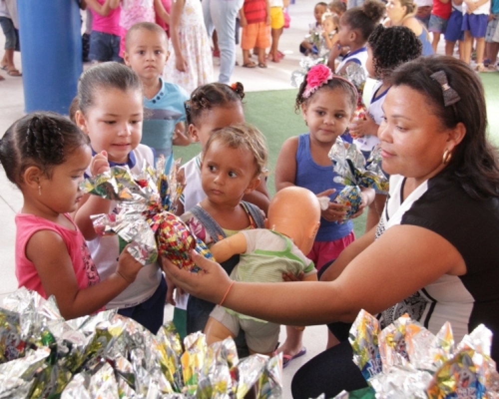 Alunos da Rede Municipal de Ensino foram presenteados com bombons e ovos da páscoa 