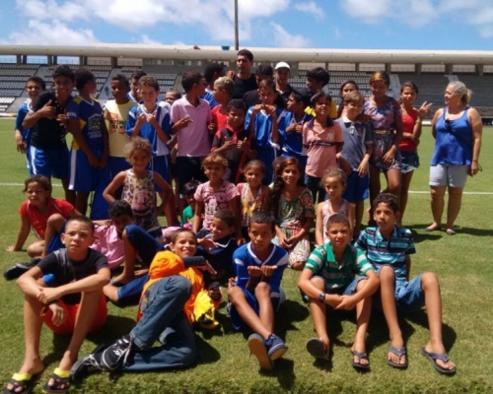 Alunos da Escolinha de futsal do Conjunto Olival Tenório participaram de viajem a Maceió