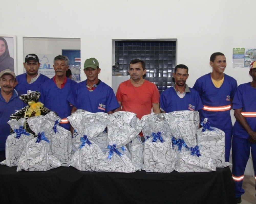 Profissionais da limpeza de Campo Alegre comemoram o Dia do Gari com festa e sorteio de prêmios 