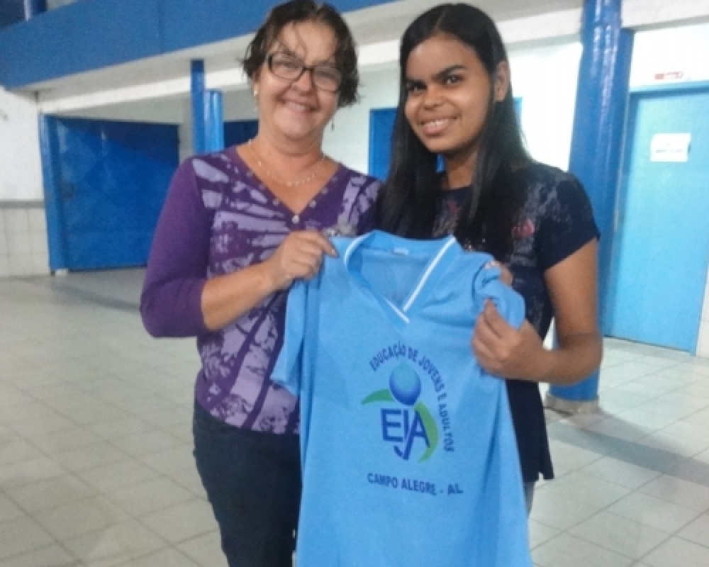 Prefeitura de Campo Alegre realiza entrega de novos fardamentos aos alunos da EJA