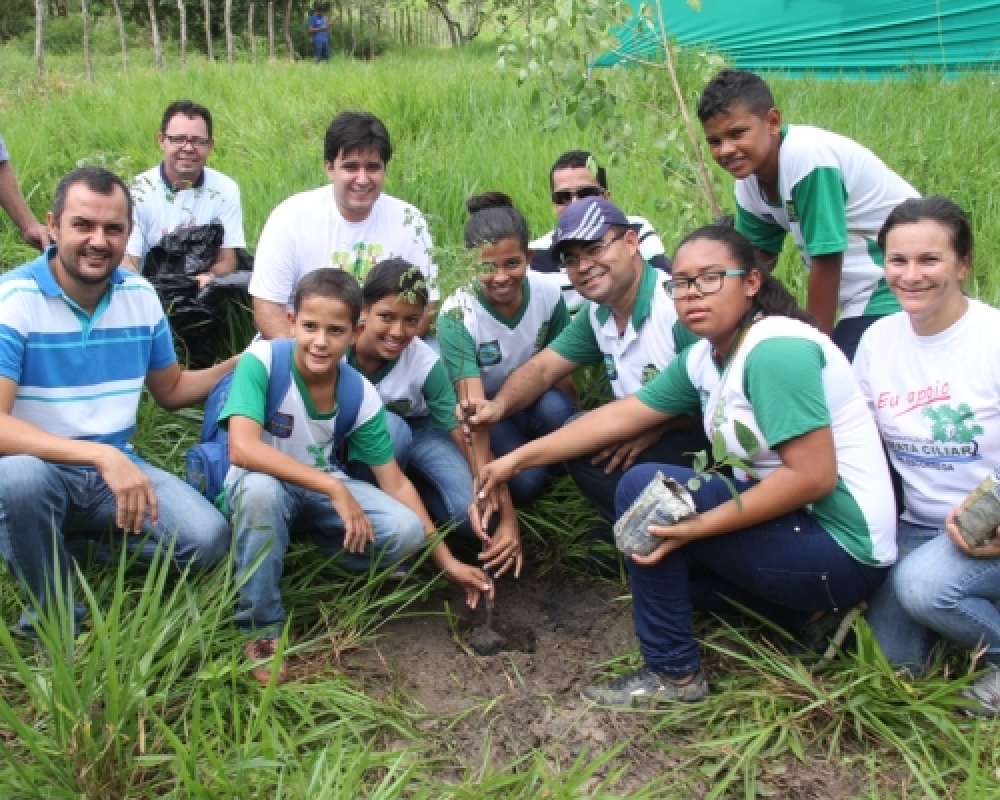 Estudantes de Luziápolis participam de projeto de restauração da mata ciliar do Rio Escorrega
