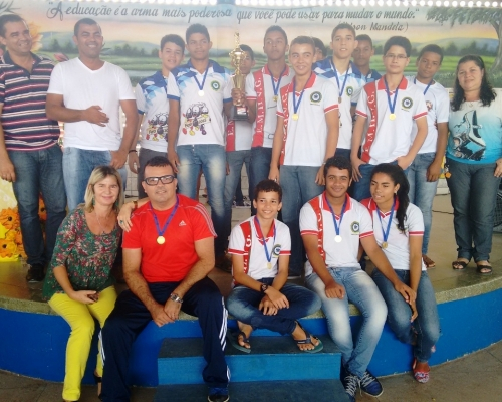 Escola Hildebrando Guimarães prestou homenagem aos atletas medalhistas no JEAL 