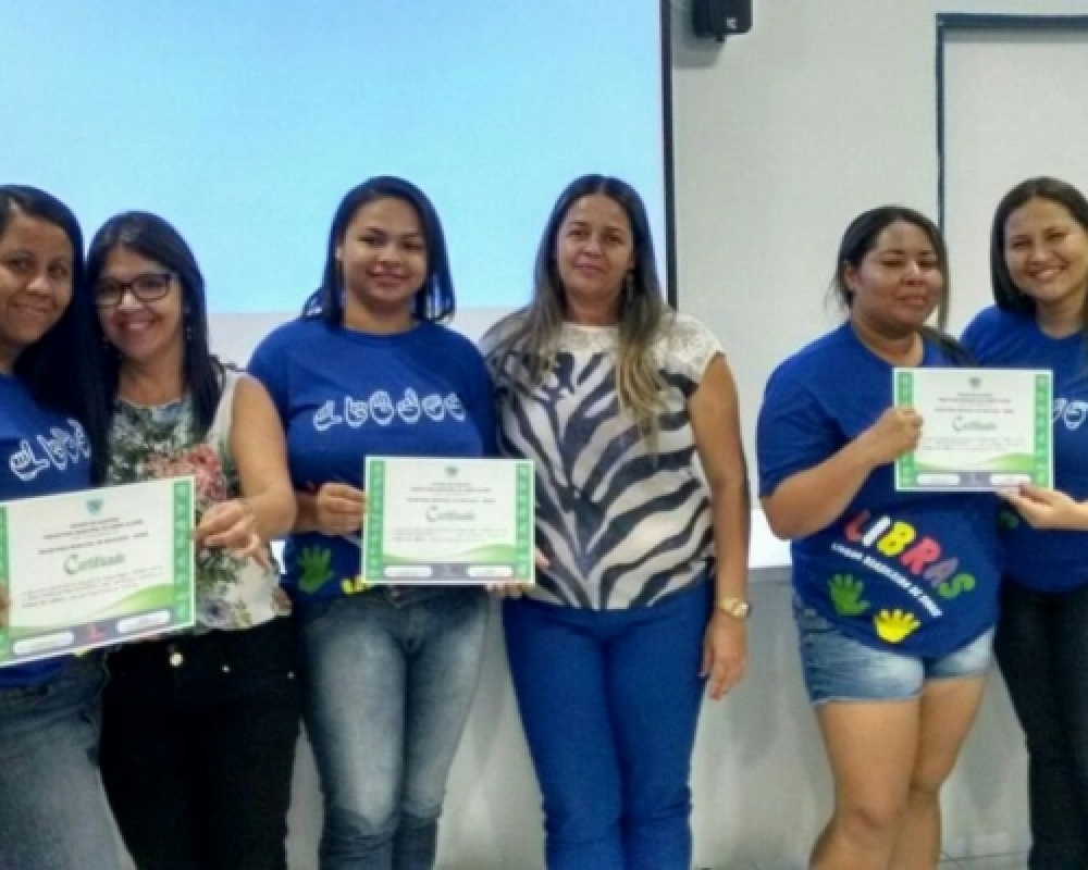 Secretaria de Educação realiza conclusão do curso de Libras e cursistas recebem certificados 