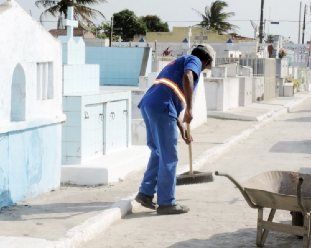 Prefeitura de Campo Alegre realiza serviços em cemitérios para o Dia de Finados
