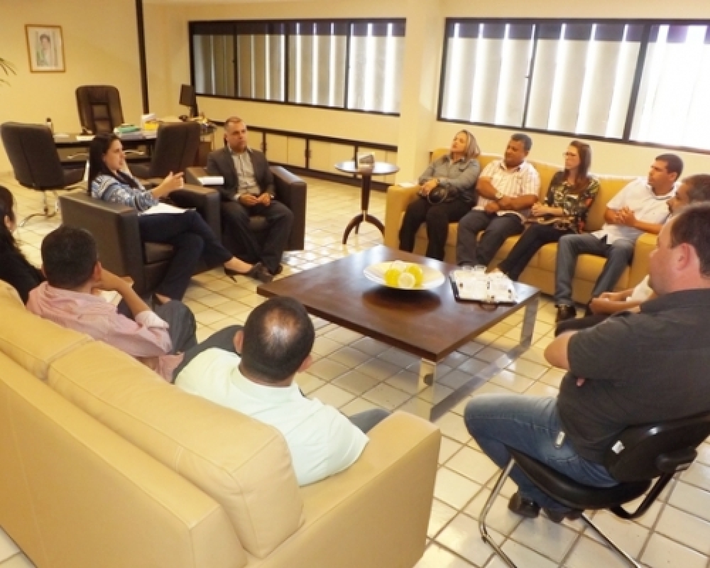Prefeita Pauline Pereira e vereadores de Campo Alegre participam de reunião na sede dos Correios