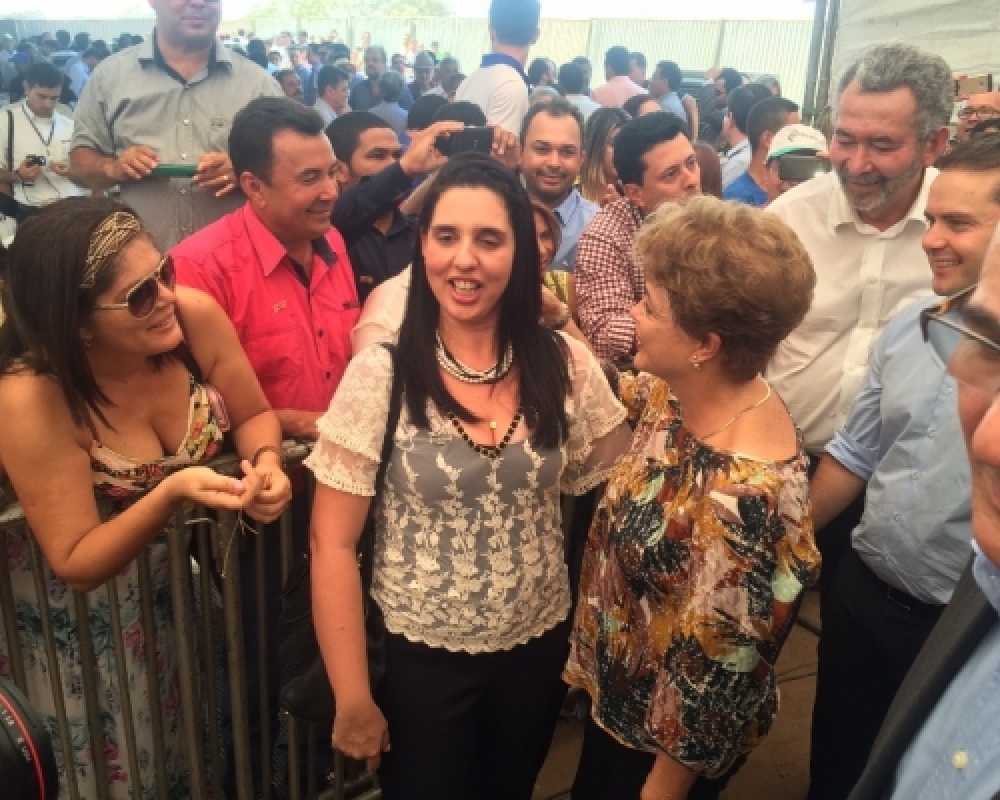 Prefeita Pauline Pereira entregou a presidente Dilma Rousseff demandas sobre obras em Campo Alegre