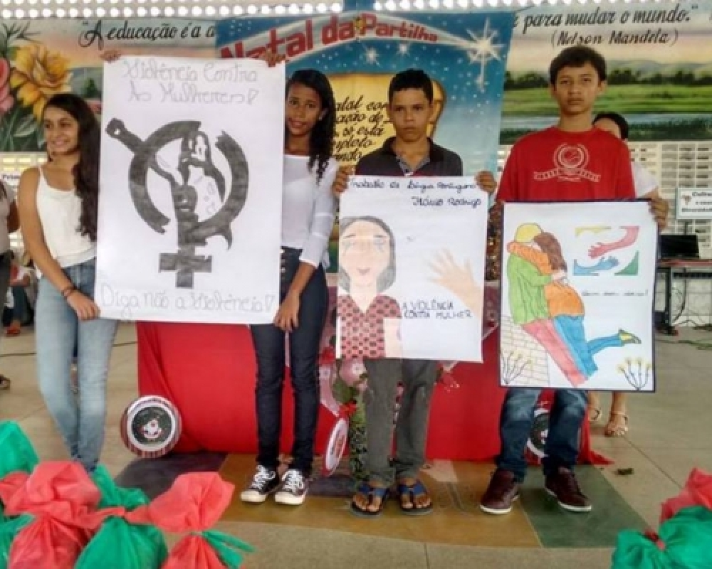 Escolas municipais envolve comunidade escolar na Campanha Quem Ama Abraça Fazendo Escola