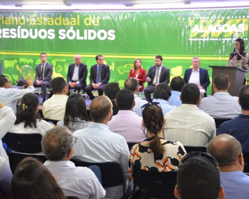 Prefeita Pauline representa a AMA no lançamento do Plano Estadual de Resíduos Sólidos