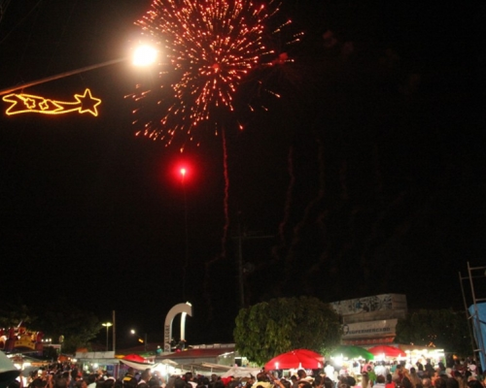 Réveillon: Festa da virada de ano contou com milhares de pessoas no centro de Campo Alegre 