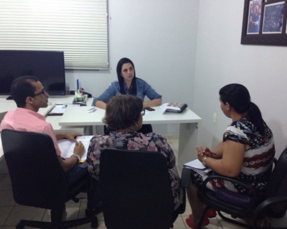 Prefeita Pauline Pereira reúne-se com Direção da extensão da Escola de Ensino Médio de Luziápolis