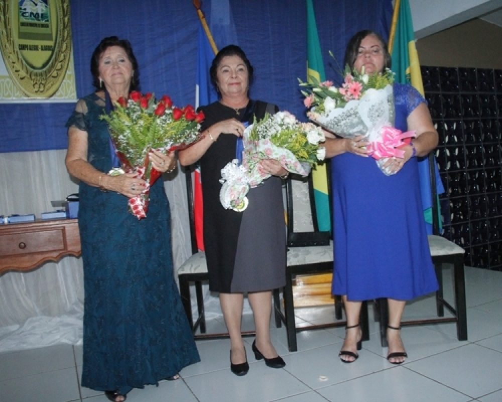 Três professoras foram homenageadas com medalhas de Honra ao Mérito Educacional concedidas pelo CME 