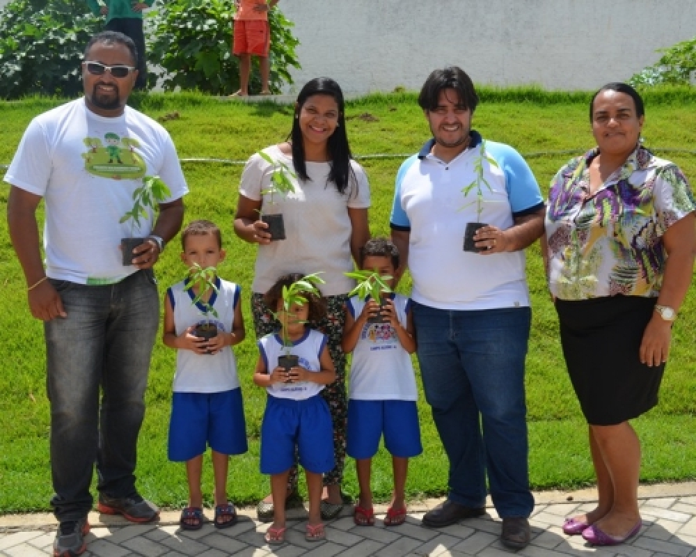 Combate ao Aedes: Alunos participam do plantio de crotalária nas escolas e creches municipais 