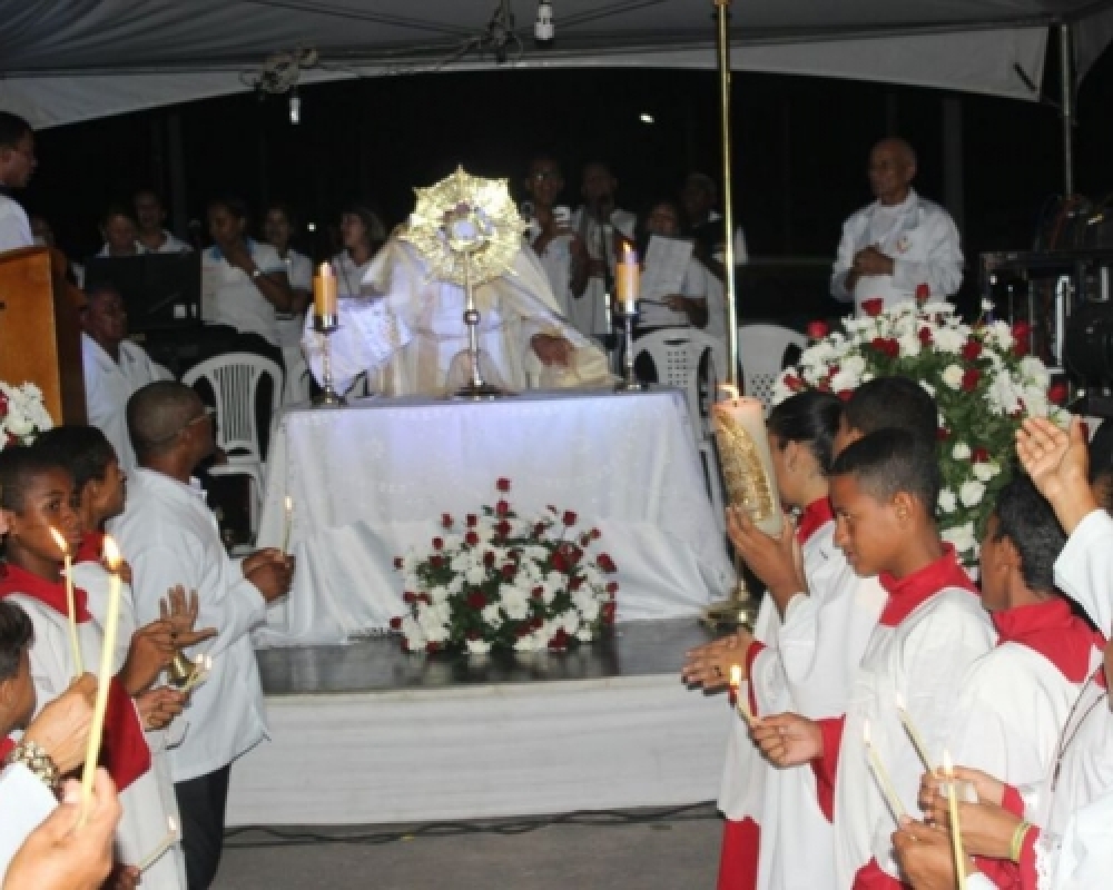 Comunidade católica de Luziápolis participou do X Louvai ao Senhor neste domingo de Páscoa 