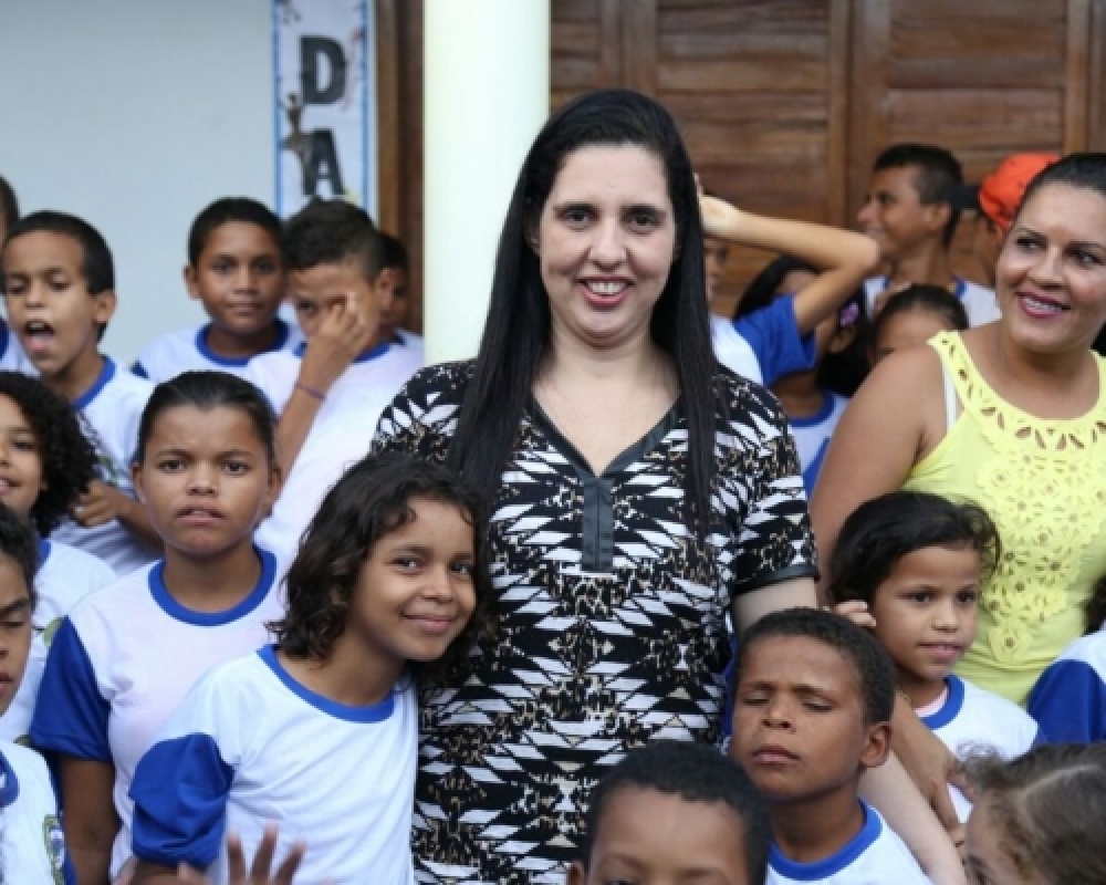 Em visita as creches prefeita participa de distribuição fardamentos e recebe carinho das crianças