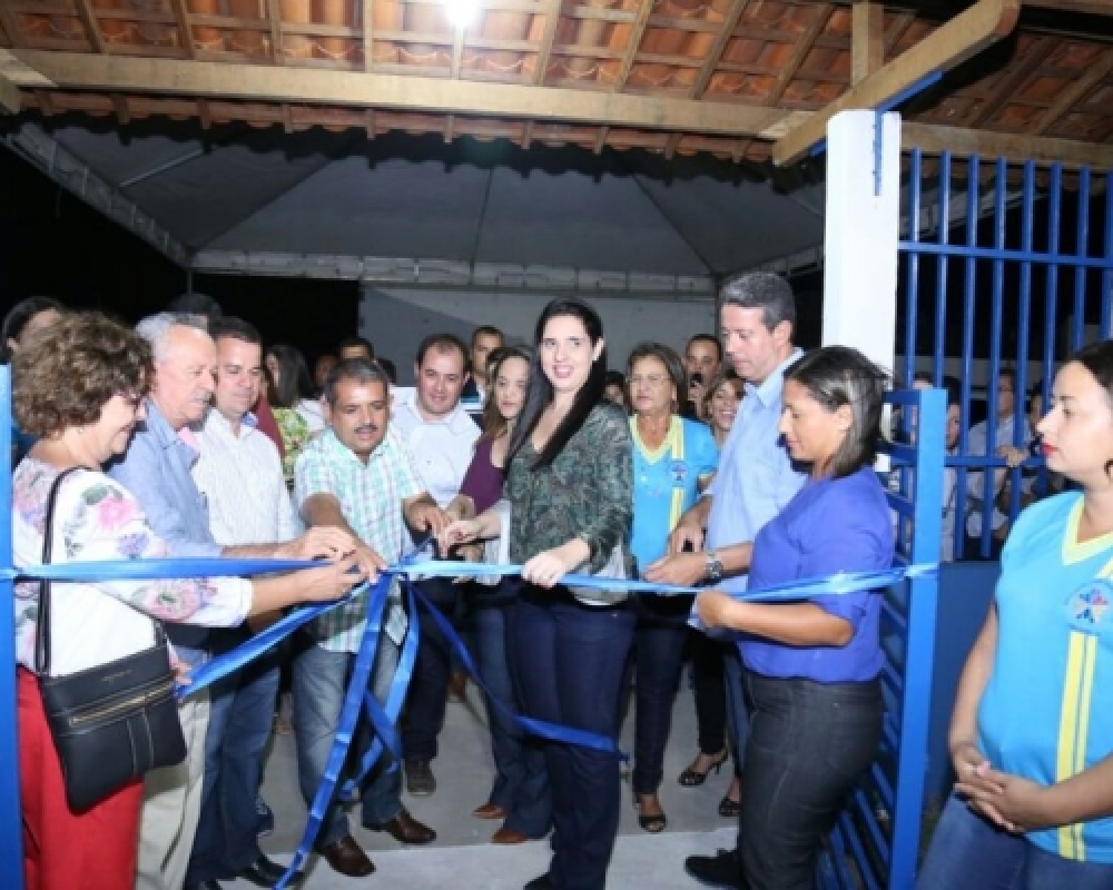 Prefeitura inaugurou Centro de Educação Especial, mais uma escola e pavimentação de ruas