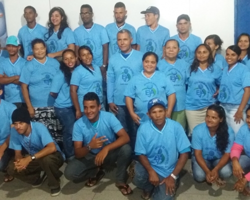 SEMED realiza entrega de novos fardamentos aos alunos da Educação de Jovens e Adultos