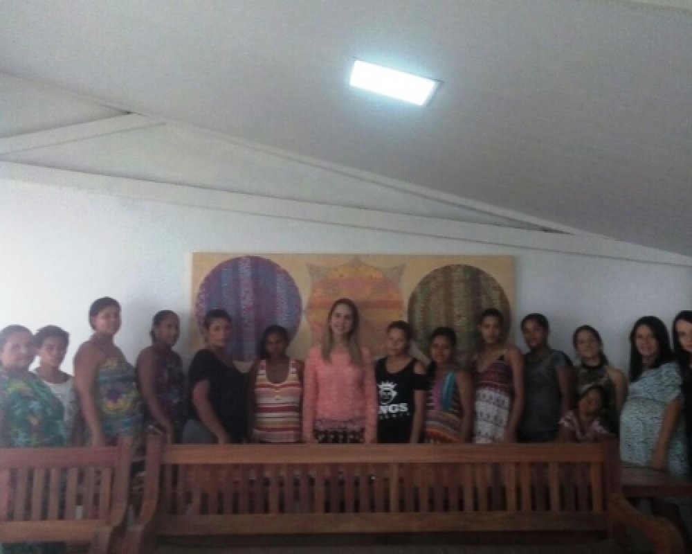 Grupo de gestantes participantes do projeto mamãe Coruja participam de encontro