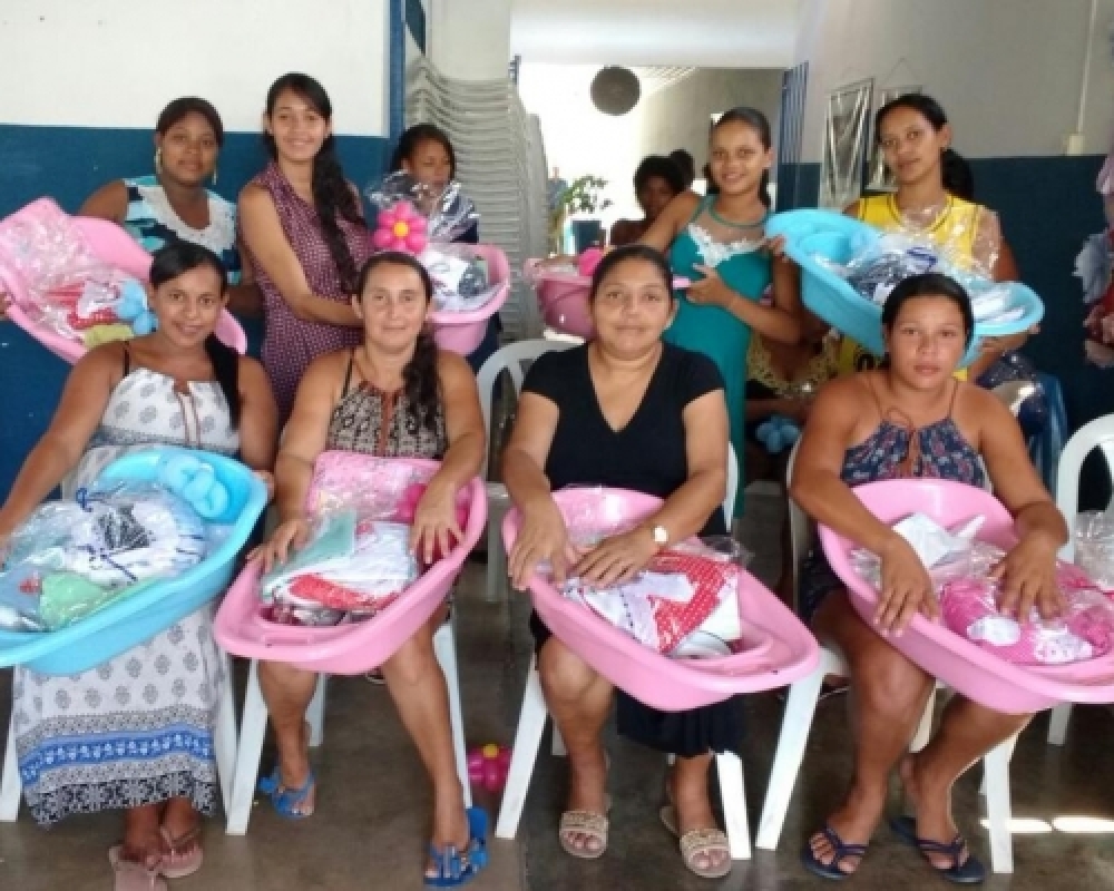 Gestantes atendidas pelo Cras e Projeto Mamãe Coruja recebem enxovais em Chá de bebê coletivo