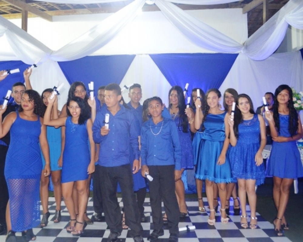 Em noite de gala Escola Zenóbia Ferreira realiza formatura de alunos do 9°ano