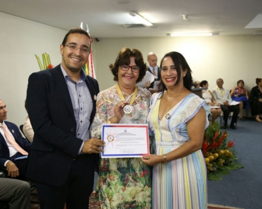 Secretária Neide Granja recebeu Comenda do Mérito Educativo de Alagoas