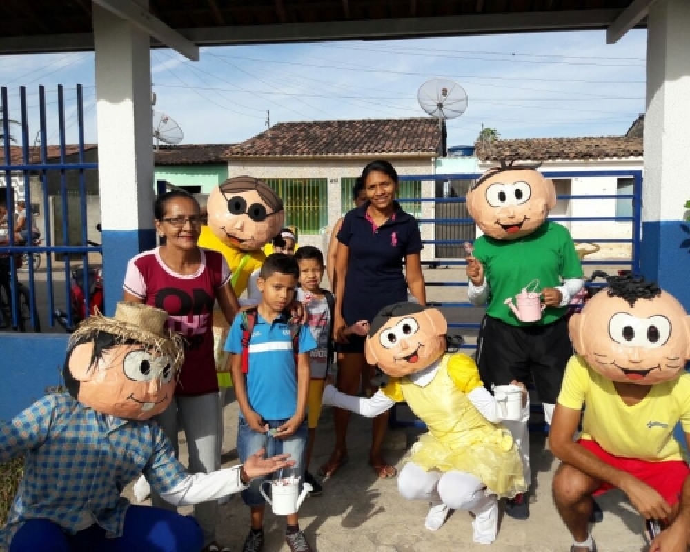 Alunos da Escola Cícero Salustiano iniciam ano letivo recepcionados por personagens infantis 