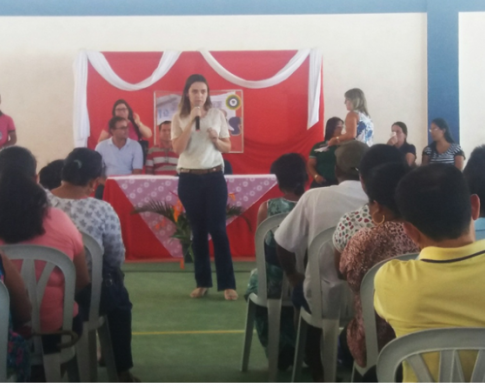 Assistente Social do Bolsa Família participa de reunião de pais na Escola Hildebrando Guimarães