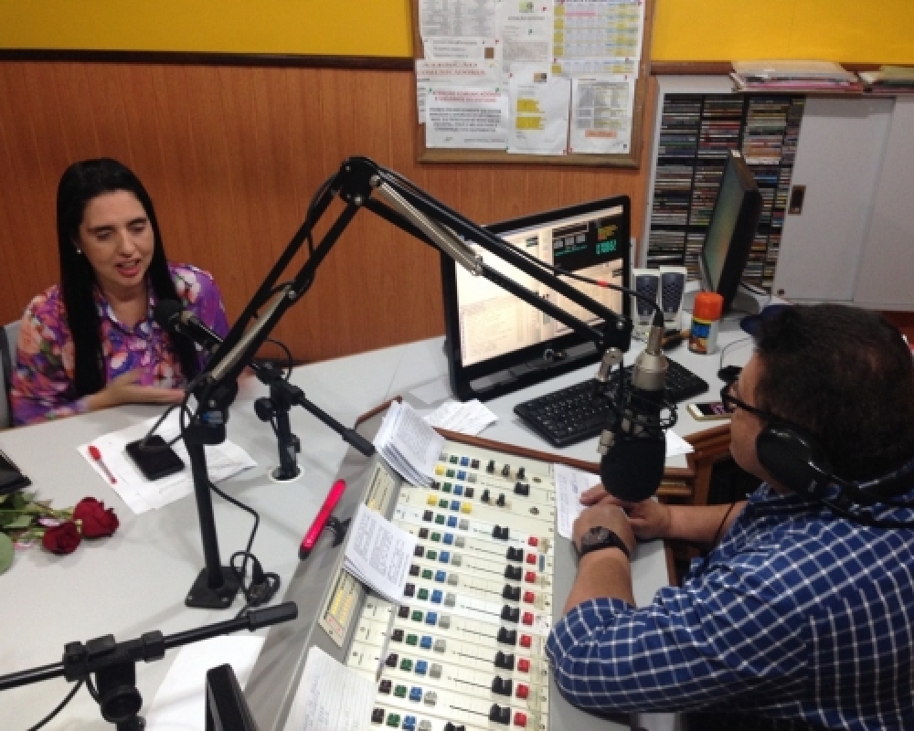 No rádio prefeita Pauline Pereira presta homenagem às mulheres campo-alegrenses 