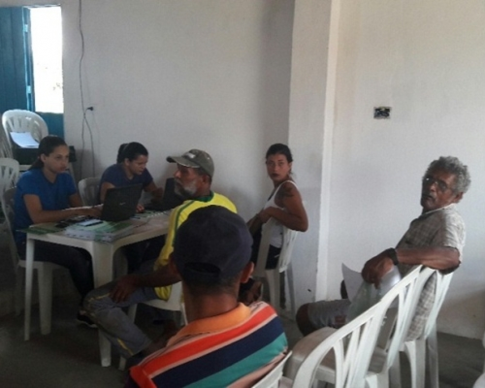 Secretaria de Assistência Social realiza ação do Bolsa Família em acampamento de trabalhadores 