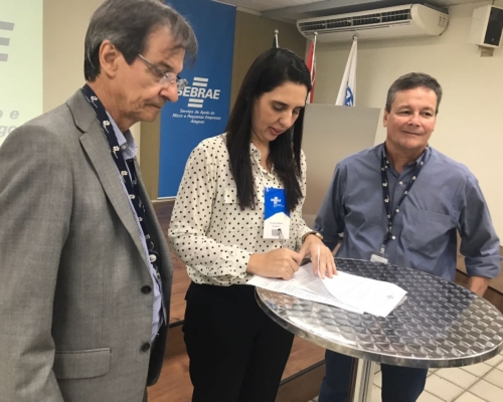 Prefeita Pauline Pereira assinou termo que visa estimular o empreendedorismo em Campo Alegre