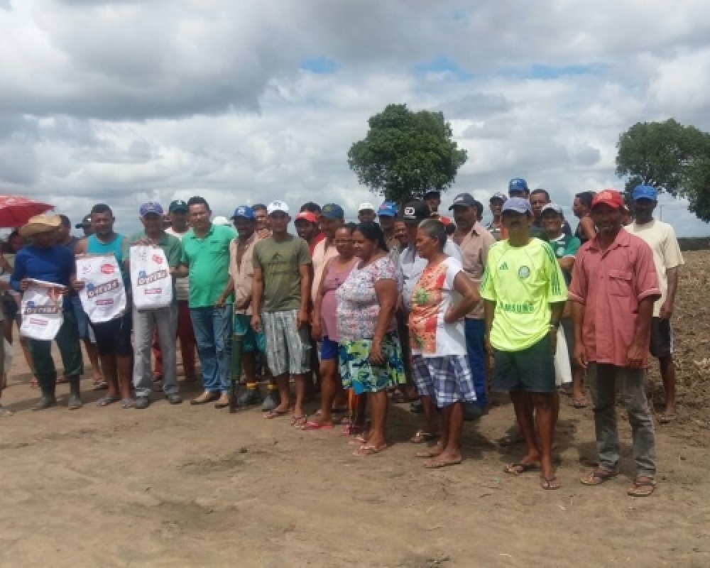 Famílias recebem sementes para iniciar plantio do Programa Barriga Cheia 