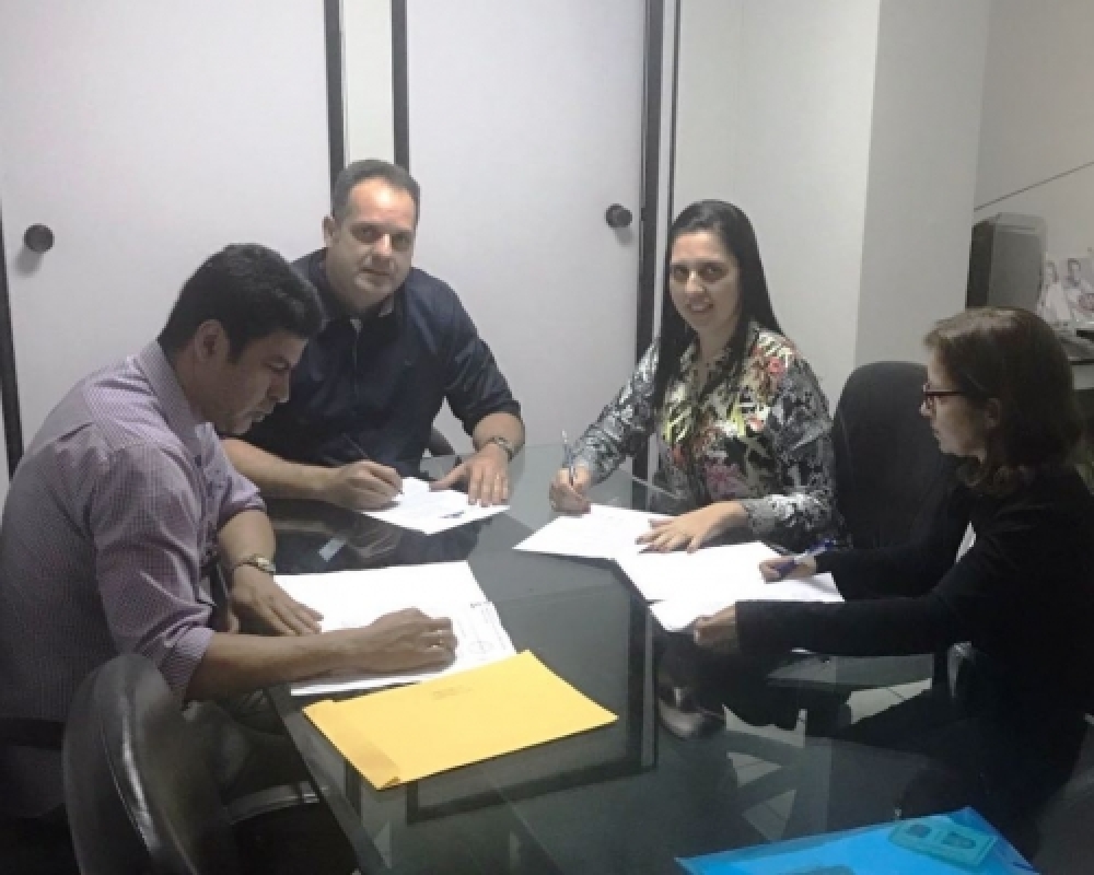 Prefeita Pauline Pereira assina termo de cooperação para município emitir Carteira de Trabalho