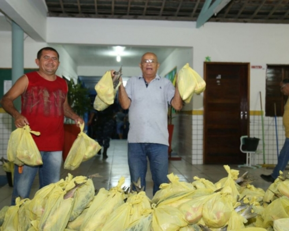 Prefeitura de Campo Alegre distribuiu 55 toneladas de peixe, arroz e leite de coco para a população 