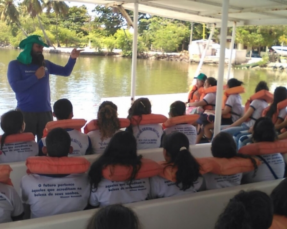 Estudantes da Escola João Fernandes Vieira Filho participaram de passeio no Barco Escola 