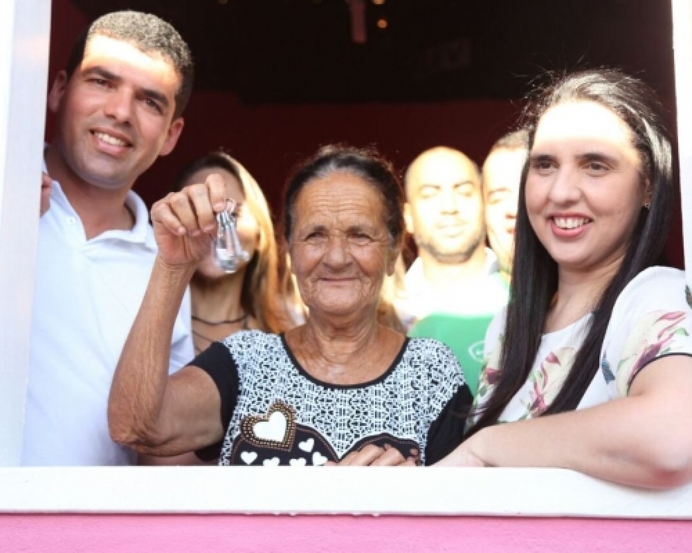 Prefeita Pauline Pereira realizou a entrega de mais 06 casas renovadas no Povoado Chã da Imbira 