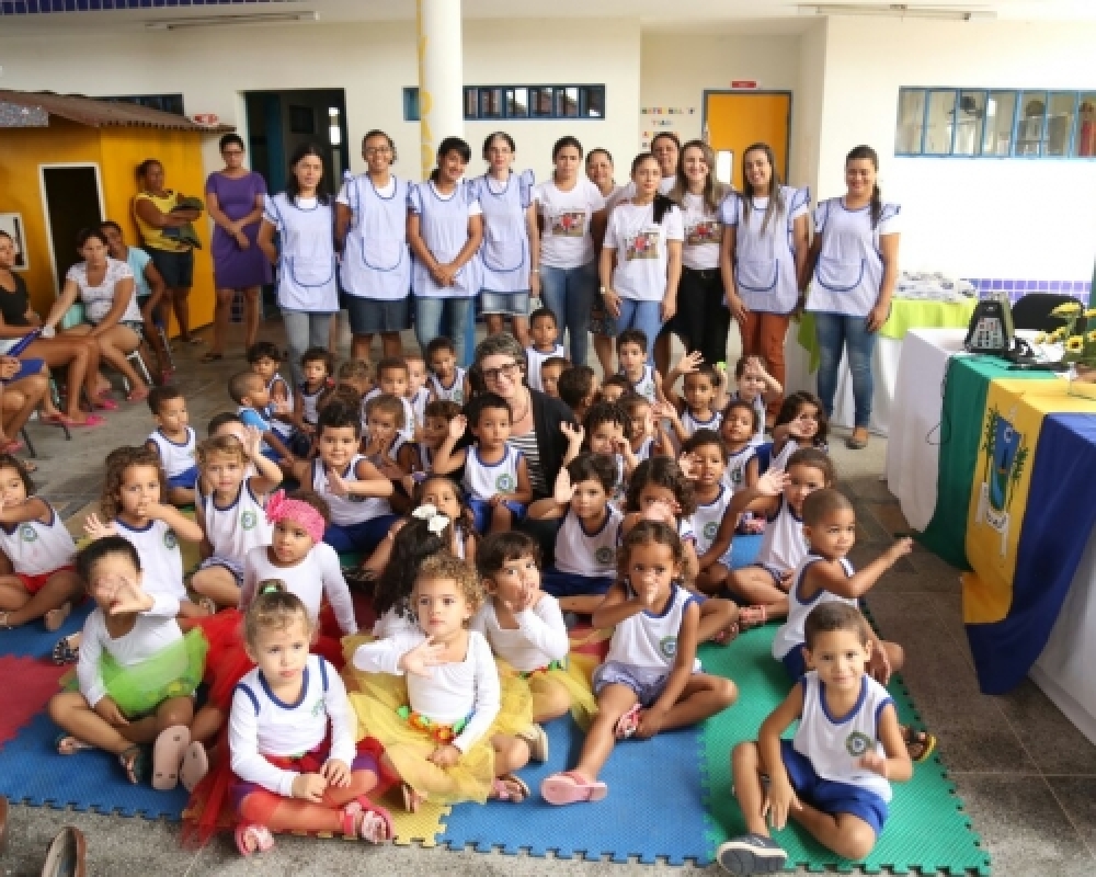 SEMED realiza entrega de fardamentos para estudantes da Rede Municipal de Ensino